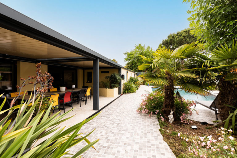 MAISON FAMILIALE BORDEAUX - GOLF BORDELAIS - PISCINE JARDIN PAYSAGER STATIONNEMENT