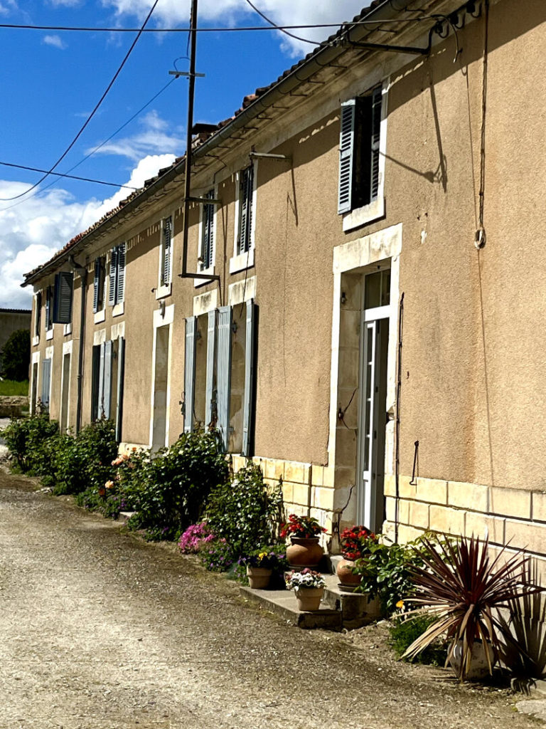 BAIGNES SAINTE RADEGONDE  - ENSEMBLE IMMOBILIER MAISON DEPENDANCES CHAIS