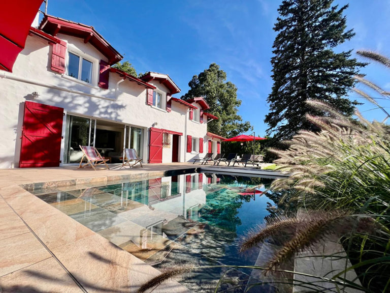MAISON BASQUE PISCINE JARDIN PAYSAGER GARAGE VUE