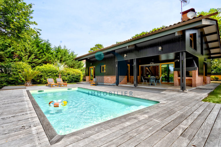 ELELGANTE VILLA  190 m2 (Girolle) entièrement rénovée sur parcelle d'envrion 1112 m2