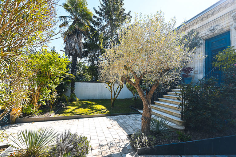 MAISON BOURGEOISE EN PIERRE "CHARTREUSE"  JARDIN PISCINE GARAGE  BEGLES
