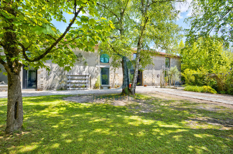 MAISON ESPRIT LOFT CASTELNAU DE MEDOC CENTRE 225 M2 TERRASSES PARKINGS