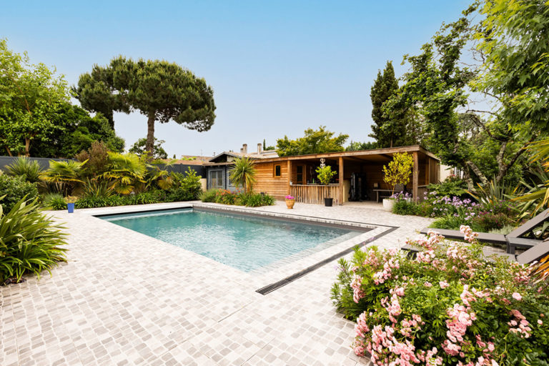 BORDEAUX CAUDERAN ELEGANTE ET LUMINEUSE MAISON FAMILIALE  155 m2 PISCINE JARDIN PAYSAGER CAR PORT