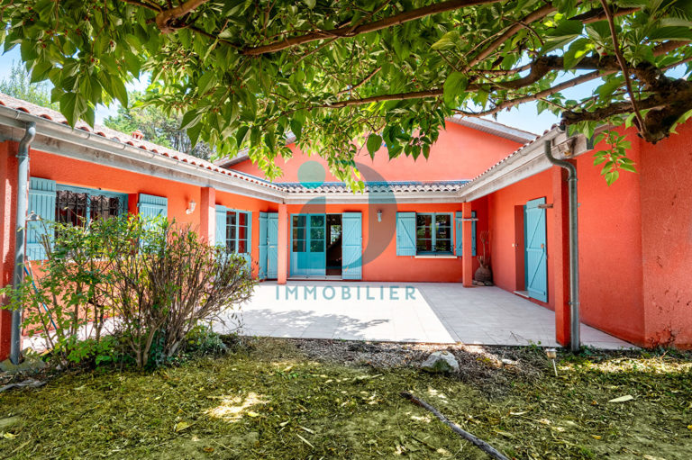 FARGUES SAINT HILAIRE Ravissante maison familiale 215 m2 jardin terrasses garage