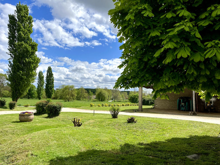 BAIGNES SAINTE RADEGONDE ANCIEN CORPS DE FERME. 229 m2 DEPENDANCES CHAIS ENTREPÔTS