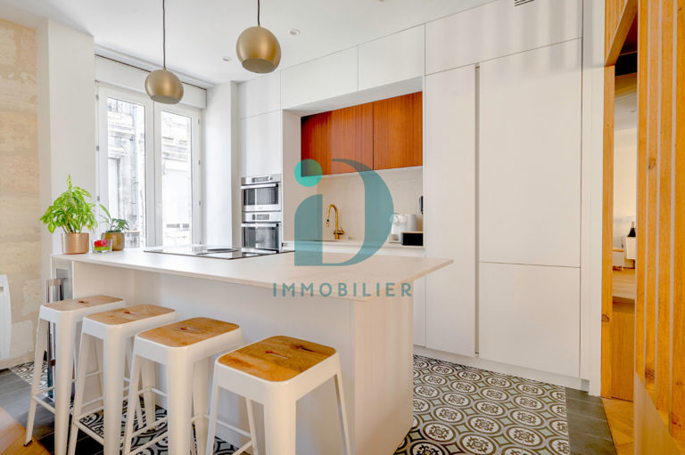 BORDEAUX CHARTRONS Élégant duplex rénové avec goût environ 108 m2