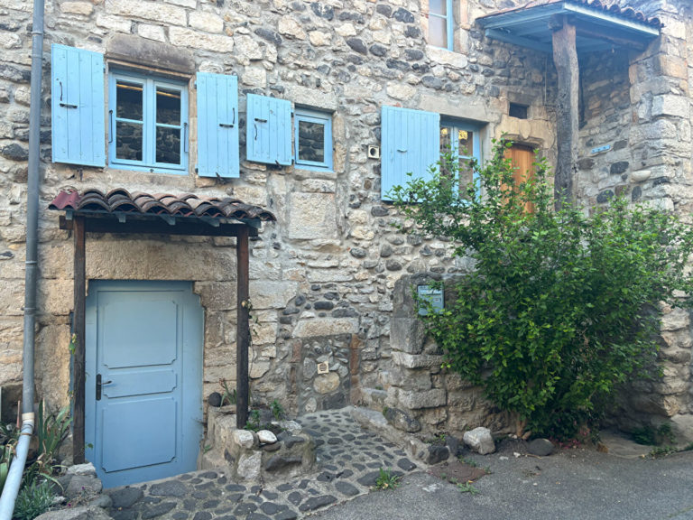 Maison de village en pierre avec vue panoramique