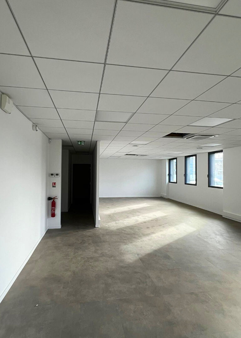 BUREAUX 80 M2 NON DIVISIBLES BRUGES AVENUE DE CHAVAILLES IMMEUBLE NEUF