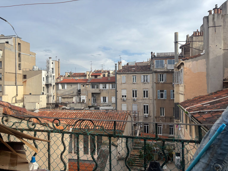 Studio avec balcon filant