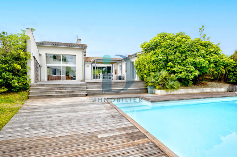 TRESSES Maison d'architecte 188 m2 avec piscine