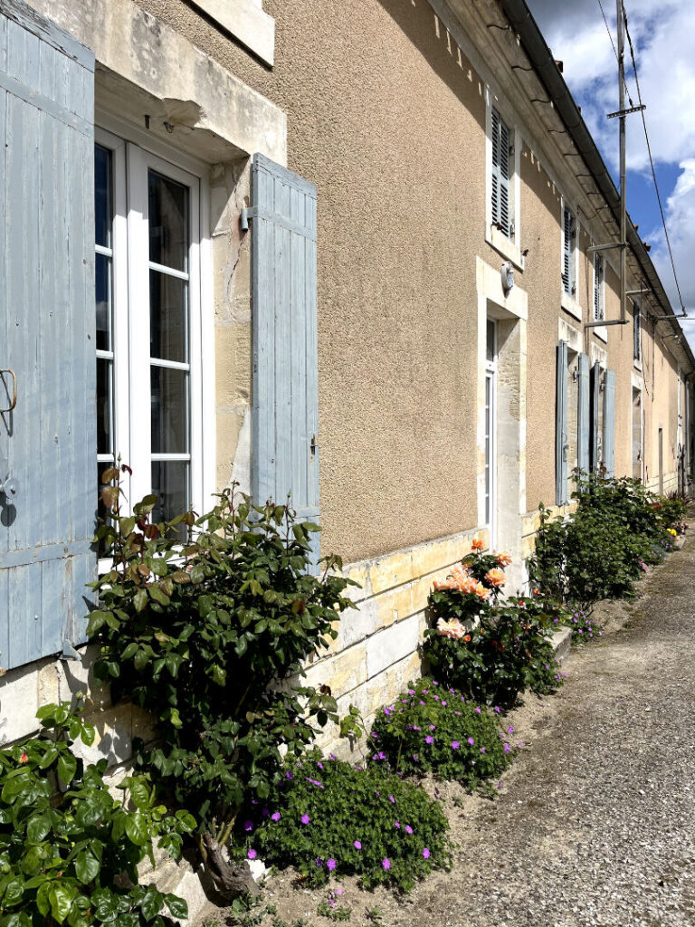 BAIGNES SAINTE RADEGONDE  - ENSEMBLE IMMOBILIER MAISON DEPENDANCES CHAIS