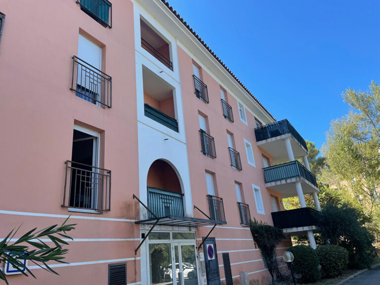 STUDIO DANS  TRES BELLE RESIDENCE ARBOREE ET SECURISEE
